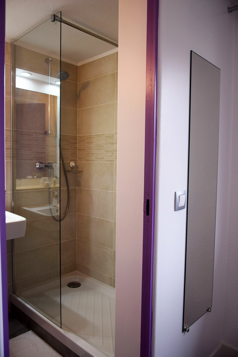 Salle de bain avec douche à l'italienne